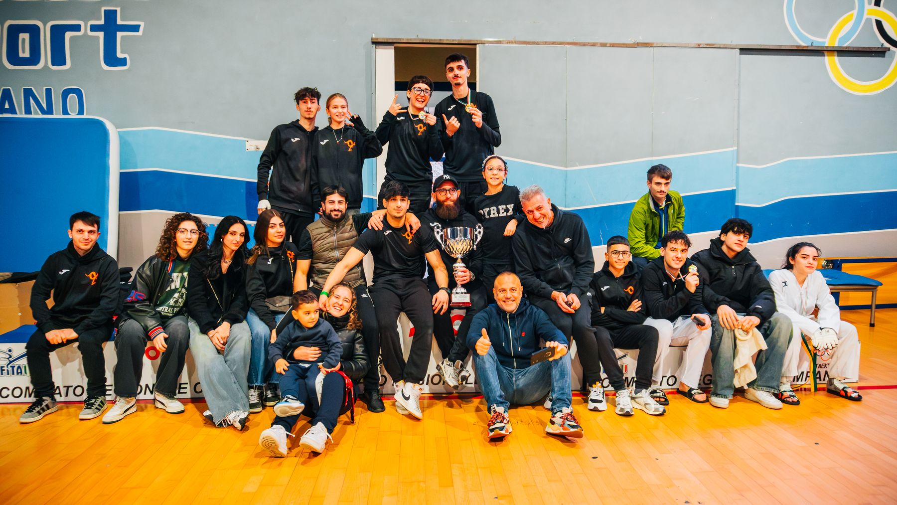 La squadra Canguro Aversa in posa con la coppa