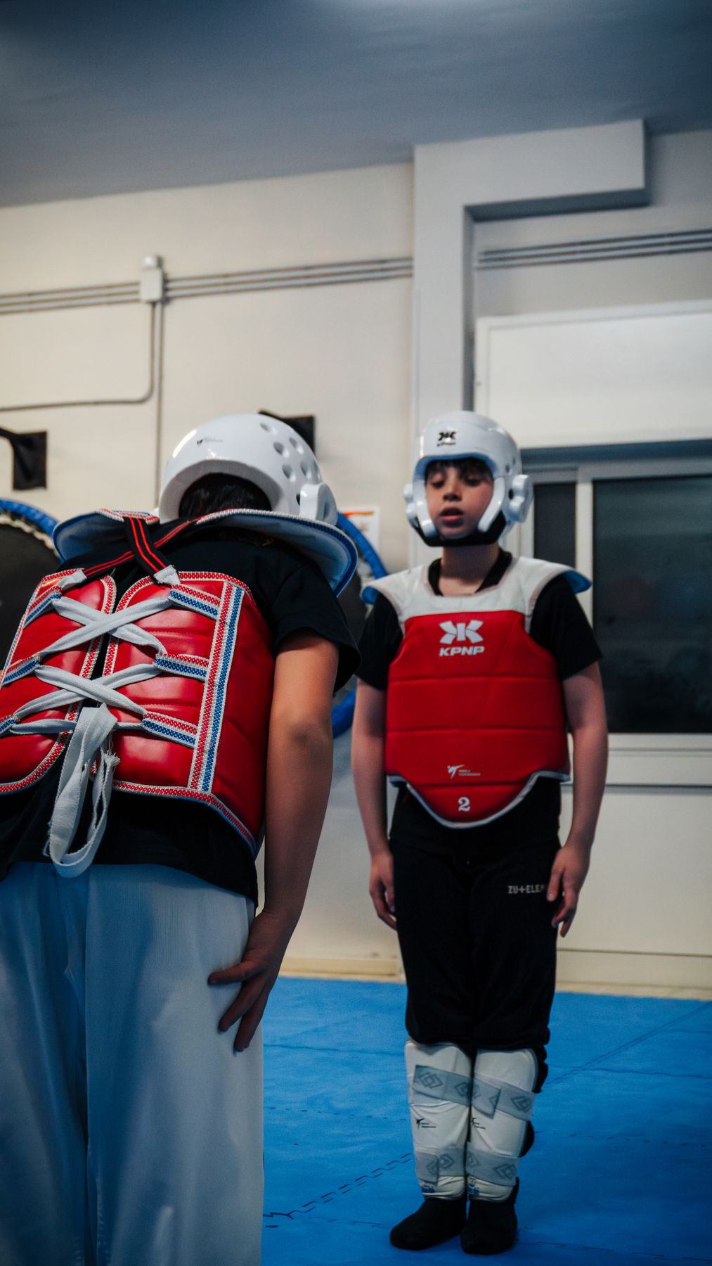 Due allievi con casco e corazza si salutano con l'inchino